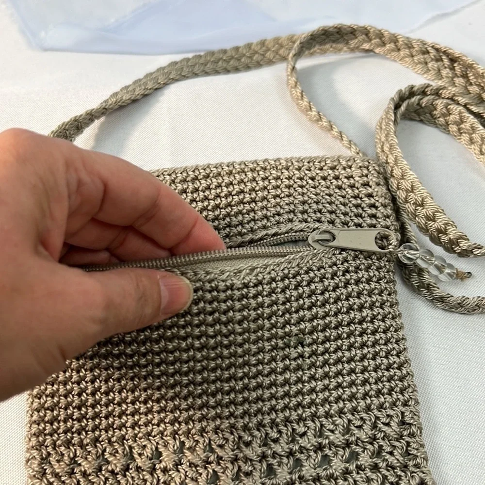 Chateau crochet crossbody purse taupe with green lining zip closure - Picture 3 of 8